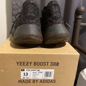 Size 13 Yeezy onyx 7.5 outta 10 condition